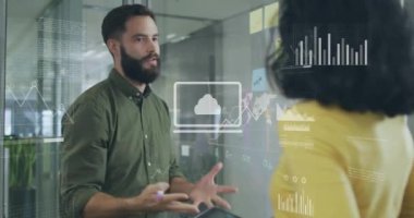 Muhtelif meslektaşların ofiste iş görüşmesi üzerine finansal veri işleme animasyonu. Küresel iş, finans, bilgisayar ve dijital arayüz kavramı dijital olarak oluşturulmuş video.