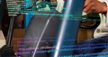 Depoda çalışan melez bir adamın finansal veri işleme animasyonu. Küresel gönderim, finans, iş, bağlantılar, hesaplama ve veri işleme kavramı dijital olarak oluşturulmuş video.