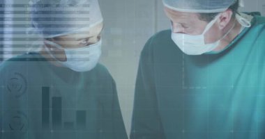 Çeşitli cerrahlar üzerinde veri işleme animasyonu. Küresel tıp, bağlantılar, hesaplama ve veri işleme kavramı dijital olarak oluşturulmuş video.