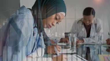 Çeşitli doktorlar üzerinde finansal veri işleme animasyonu. Küresel tıp, sağlık, finans, bilgisayar ve dijital arayüz kavramı dijital olarak oluşturulmuş video.