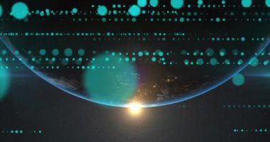 Dünya üzerinde parlayan gündoğumuyla birlikte dijital veri akışı animasyonu. Global, teknoloji, bağlantı, ağ, fütürist