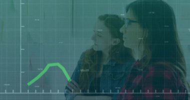 Ofisteki çeşitli iş adamları üzerinde finansal veri işleme animasyonu. Küresel finans, iş, bağlantılar, hesaplama ve veri işleme kavramı dijital olarak oluşturulmuş video.