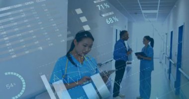 Tablet kullanan Asyalı kadın doktorun veri işleme ve diyagramlarının animasyonu. Tıp, teknoloji ve dijital arayüz kavramı dijital olarak oluşturulmuş video.