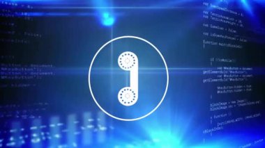 Telefon alıcısı simgesi animasyonu bilgisayar kodu ve dijital veri arkaplanı üzerinde. Teknoloji, iletişim, kodlama, internet