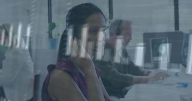 Ofisteki çeşitli iş adamları üzerinde finansal veri işleme animasyonu. Küresel finans, iş, bağlantılar, hesaplama ve veri işleme kavramı dijital olarak oluşturulmuş video.