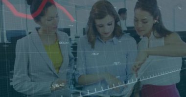 Ofisteki çeşitli iş adamları üzerinde finansal veri işleme animasyonu. Küresel finans, iş, bağlantılar, hesaplama ve veri işleme kavramı dijital olarak oluşturulmuş video.