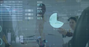 Ofisteki çeşitli iş adamları üzerinde finansal veri işleme animasyonu. Küresel finans, iş, bağlantılar, hesaplama ve veri işleme kavramı dijital olarak oluşturulmuş video.