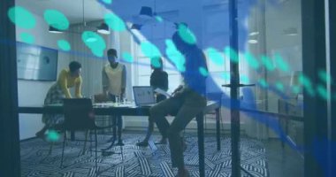 Ofisteki çeşitli iş adamları üzerinde finansal veri işleme animasyonu. Küresel finans, iş, bağlantılar, hesaplama ve veri işleme kavramı dijital olarak oluşturulmuş video.