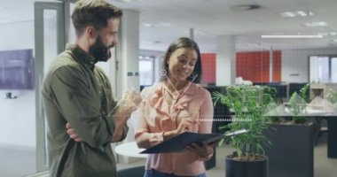 Ofisteki çeşitli iş adamları üzerinde finansal veri işleme animasyonu. Küresel finans, iş, bağlantılar, hesaplama ve veri işleme kavramı dijital olarak oluşturulmuş video.