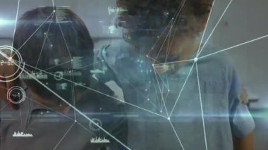 Tablet kullanan çeşitli okul çocukları üzerinden veri işleme ağı bağlantılarının animasyonu. Küresel eğitim, öğrenme, bağlantılar ve dijital arayüz konsepti dijital olarak oluşturulmuş video.