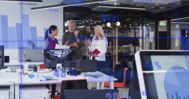 Muhtelif meslektaşların ofiste iş görüşmesi üzerine finansal veri işleme animasyonu. Küresel iş, finans, bilgisayar ve dijital arayüz kavramı dijital olarak oluşturulmuş video.