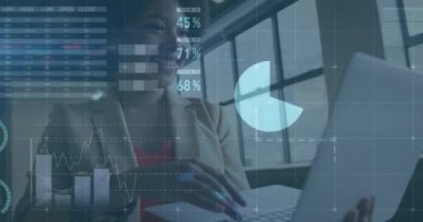 Afro-Amerikan iş kadınının ofisindeki finansal veri işleme animasyonu. Küresel finans, iş, bağlantılar, hesaplama ve veri işleme kavramı dijital olarak oluşturulmuş video.