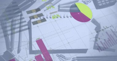 Not defteri ve masadaki eşyalar üzerinden finansal veri işleme animasyonu. Küresel finans, iş, bağlantılar, hesaplama ve veri işleme kavramı dijital olarak oluşturulmuş video.