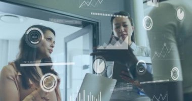 Ofisteki çeşitli iş adamları üzerinde finansal veri işleme animasyonu. Küresel finans, iş, bağlantılar, hesaplama ve veri işleme kavramı dijital olarak oluşturulmuş video.