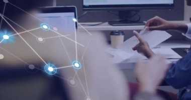 Muhtelif iş adamlarının ofiste tokalaşırken iletişim ağının animasyonu. Küresel finans, iş, bağlantılar, hesaplama ve veri işleme kavramı dijital olarak oluşturulmuş video.