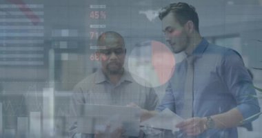 Ofisteki çeşitli iş adamları üzerinde finansal veri işleme animasyonu. Küresel finans, iş, bağlantılar, hesaplama ve veri işleme kavramı dijital olarak oluşturulmuş video.