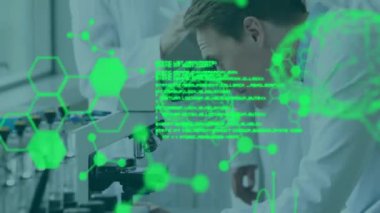 Laboratuvarda çalışan çeşitli bilim adamları üzerinde çalışan molekülleri ve veri işlemesi olan dijital beynin animasyonu. Küresel bilim, bilgisayar ve dijital arayüz kavramı dijital olarak oluşturulmuş video.
