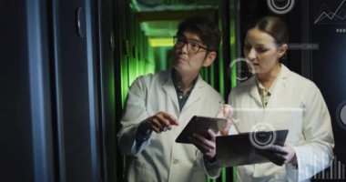 Tabletlerle ilgili verileri tartışan bilim adamları laboratuvar geçmişinde animasyon olan verileri analiz ediyorlar. Bilim, teknoloji, araştırma, işbirliği, veri analizi, yenilik