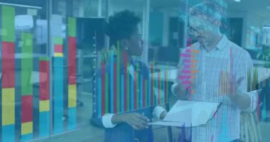 Ofisteki çeşitli iş adamları üzerinde finansal veri işleme animasyonu. Küresel finans, iş, bağlantılar, hesaplama ve veri işleme kavramı dijital olarak oluşturulmuş video.