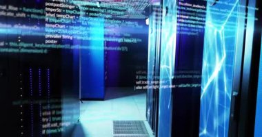 Sunucu odasında veri işleme animasyonu. Küresel teknoloji, hesaplama, bağlantılar ve dijital arayüz konsepti dijital olarak oluşturulmuş video.