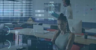 Muhtelif meslektaşların ofiste iş görüşmesi üzerine finansal veri işleme animasyonu. Küresel iş, finans, bilgisayar ve dijital arayüz kavramı dijital olarak oluşturulmuş video.