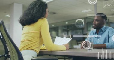 Muhtelif meslektaşların ofiste iş görüşmesi üzerine finansal veri işleme animasyonu. Küresel iş, finans, bilgisayar ve dijital arayüz kavramı dijital olarak oluşturulmuş video.