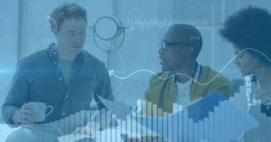 Muhtelif meslektaşların ofiste iş görüşmesi üzerine finansal veri işleme animasyonu. Küresel iş, finans, bilgisayar ve dijital arayüz kavramı dijital olarak oluşturulmuş video.