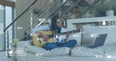 Gitar çalan melez bir kadın hakkında ikonlar ve veri işleme animasyonları. Boş zaman, sosyal medya, bağlantılar, hesaplama ve veri işleme kavramı dijital olarak oluşturulmuş video.