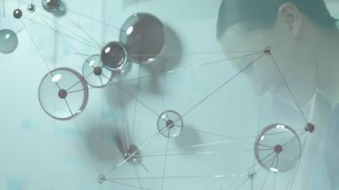 Ofiste akıllı telefon kullanan Kafkas iş kadını üzerinden bağlantı ağının animasyonu. Dijital olarak oluşturulmuş küresel iletişim, bağlantılar, hesaplama ve dijital arayüz kavramı.