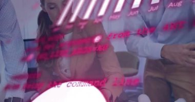 Ofisteki çeşitli meslektaşların veri işleme ve diyagramlarının animasyonu. Teknoloji, iş ve dijital arayüz kavramı dijital olarak oluşturulmuş video.