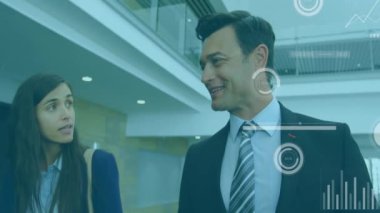 Muhtelif meslektaşların ofiste iş görüşmesi üzerine finansal veri işleme animasyonu. Küresel iş, finans, bilgisayar ve dijital arayüz kavramı dijital olarak oluşturulmuş video.