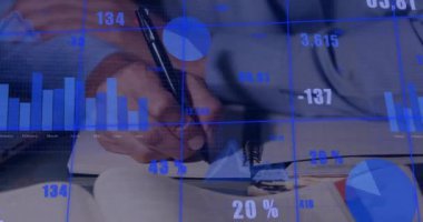 Beyaz iş adamının ofiste yazması üzerine finansal veri işleme animasyonu. Küresel finans, iş, bağlantılar, hesaplama ve veri işleme kavramı dijital olarak oluşturulmuş video.