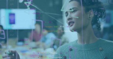 Muhtelif meslektaşların ofiste iş görüşmesi üzerine finansal veri işleme animasyonu. Küresel iş, finans, bilgisayar ve dijital arayüz kavramı dijital olarak oluşturulmuş video.