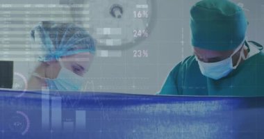 Çeşitli cerrahlar üzerinde veri işleme animasyonu. Küresel tıp, bağlantılar, hesaplama ve veri işleme kavramı dijital olarak oluşturulmuş video.