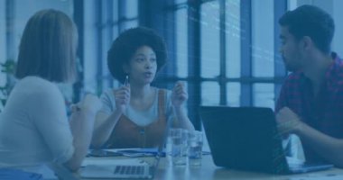 Muhtelif meslektaşların ofiste iş görüşmesi üzerine finansal veri işleme animasyonu. Küresel iş, finans, bilgisayar ve dijital arayüz kavramı dijital olarak oluşturulmuş video.