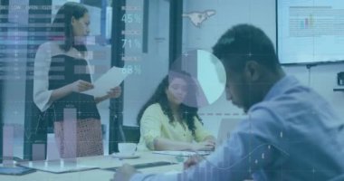 Muhtelif meslektaşların ofiste iş görüşmesi üzerine finansal veri işleme animasyonu. Küresel iş, finans, bilgisayar ve dijital arayüz kavramı dijital olarak oluşturulmuş video.