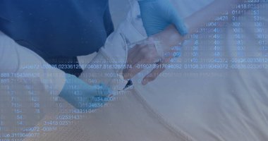 Serum veriliyor, sağlık uzmanı hasta bakımını sağlayan eldivenler giyiyor. Tıbbi, hemşire, tedavi, damar içi, hastane, iğne