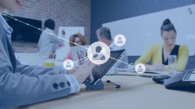 Ofiste çalışan farklı meslekdaşların ikonlarıyla bağlantı ağının animasyonu. Küresel iş, bağlantılar ve dijital arayüz kavramı dijital olarak oluşturulmuş video.