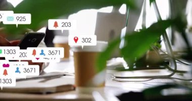 Kafkasyalı iş adamının akıllı telefon kullanarak üzerinde numaraları olan sosyal medya simgelerinin animasyonu. Küresel iletişim, sosyal medya, bağlantılar ve dijital arayüz konsepti dijital olarak oluşturulmuş video.