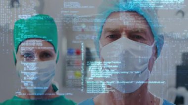 Yüz maskeli çeşitli cerrahlar üzerinde veri işleme animasyonu. Tıp, teknoloji ve dijital arayüz kavramı dijital olarak oluşturulmuş video.
