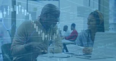 Muhtelif meslektaşların ofiste iş görüşmesi üzerine finansal veri işleme animasyonu. Küresel iş, finans, bilgisayar ve dijital arayüz kavramı dijital olarak oluşturulmuş video.