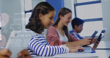 Sınıfta dizüstü bilgisayar kullanan öğrenciler üzerine ikili kod ve finansal veri animasyonu. Teknoloji, eğitim, dijital, finans, bilgisayarlar, kodlama
