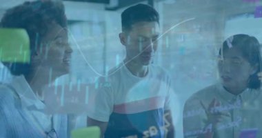 Ofisteki çeşitli iş adamları üzerinde finansal veri işleme animasyonu. Küresel finans, iş, bağlantılar, hesaplama ve veri işleme kavramı dijital olarak oluşturulmuş video.