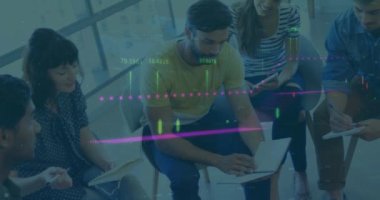 Ofisteki çeşitli iş adamları üzerinde finansal veri işleme animasyonu. Küresel finans, iş, bağlantılar, hesaplama ve veri işleme kavramı dijital olarak oluşturulmuş video.