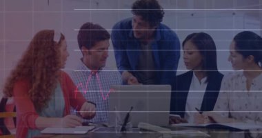 Muhtelif meslektaşların ofiste iş görüşmesi üzerine finansal veri işleme animasyonu. Küresel iş, finans, bilgisayar ve dijital arayüz kavramı dijital olarak oluşturulmuş video.