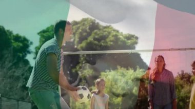 Kafkas ailesinin futbol oynaması üzerine İtalyan bayrağının animasyonu. Vatanseverlik, aile ve dijital arayüz kavramı dijital olarak oluşturulmuş video.