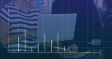 Muhtelif meslektaşların ofiste iş görüşmesi üzerine finansal veri işleme animasyonu. Küresel iş, finans, bilgisayar ve dijital arayüz kavramı dijital olarak oluşturulmuş video.