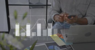 Akıllı telefon kullanarak iki ırklı iş adamının diyagramlarının ve veri işlemesinin animasyonu. Küresel iş, teknoloji ve dijital arayüz kavramı dijital olarak oluşturulmuş video.