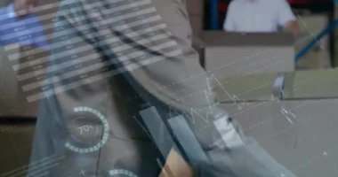 Depodaki finansal veri işleme ve çeşitli işçilerin animasyonu. Dijital olarak oluşturulan küresel finans, dağıtım, gönderme, bilgisayar ve dijital arayüz kavramı.