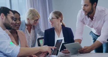 Ofisteki çeşitli iş adamları üzerinde ekolojik ikonlar ve veri işleme animasyonları. Küresel finans, iş, bağlantılar, hesaplama ve veri işleme kavramı dijital olarak oluşturulmuş video.